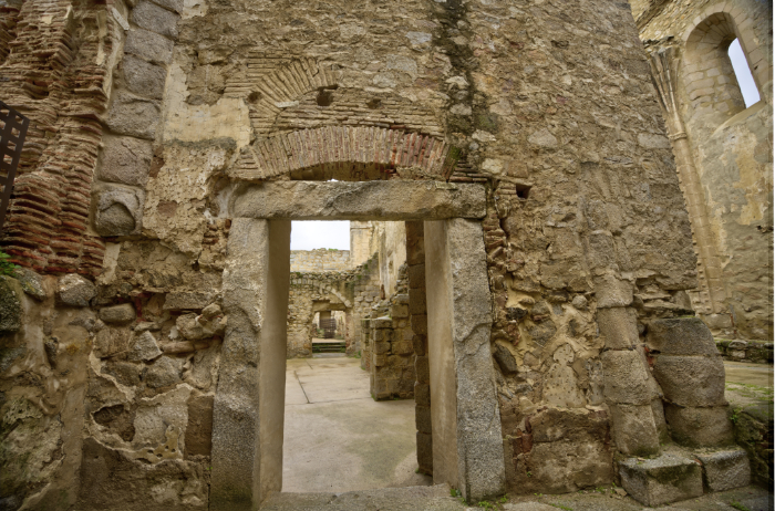 Puerta de comunicación de la iglesia con el pasillo de conversos del monasterio de <valdeiglesias